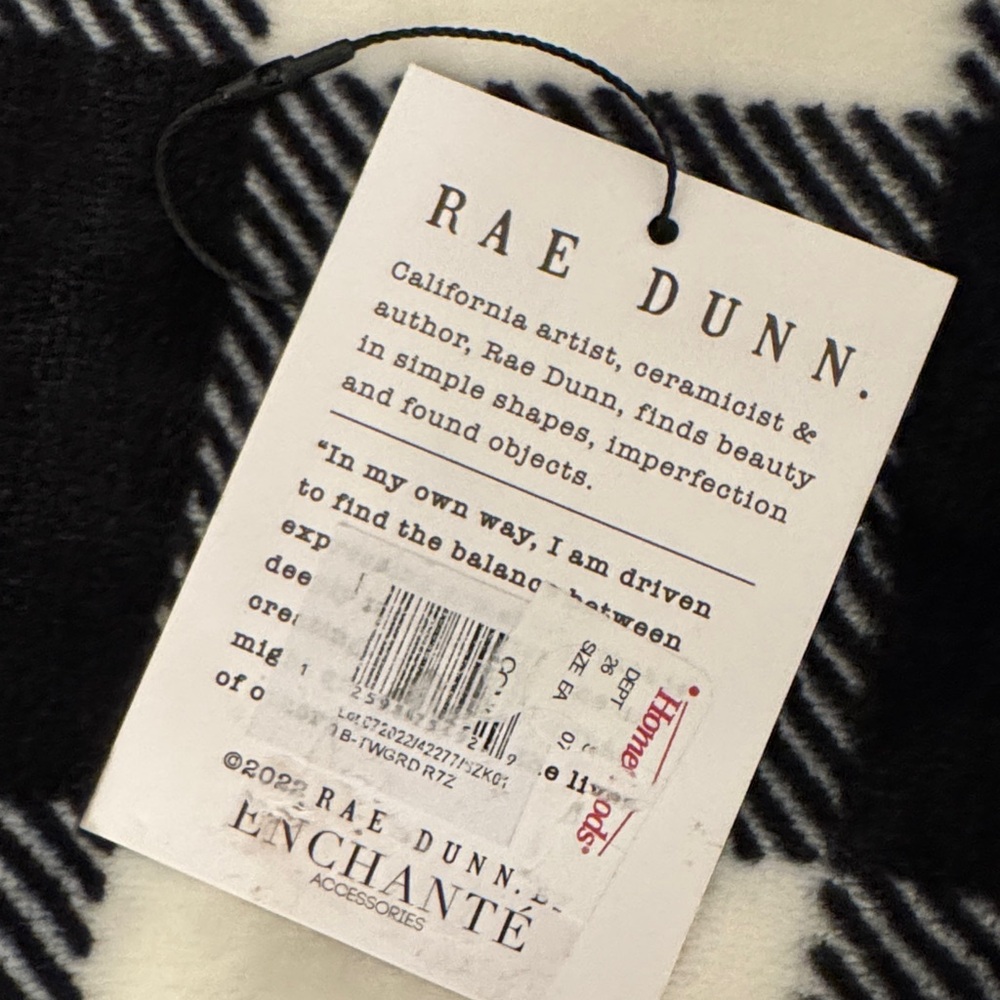 🖤 Rae Dunn “COZY” Black & White Buffalo Check Throw Blanket - Picture 4 of 4